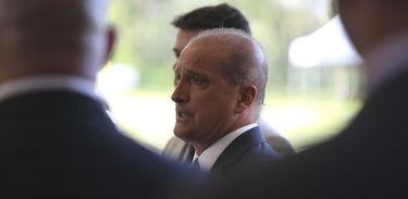 O ministro extraordinário do governo de transição do presidente eleito Jair Bolsonaro, Onyx Lorenzoni, fala à imprensa no Centro Cultural Banco do Brasil (CCBB), em Brasília.