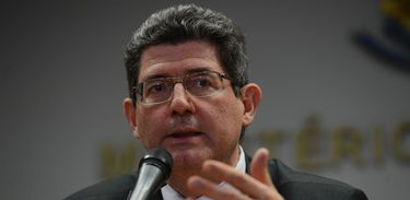 O ministro da Fazenda, Joaquim Levy, comenta a perda do grau de investimento pelo Brasil, de acordo com avaliação da Standard and Poor’s, em coletiva no ministério (Fabio Rodrigues Pozzebom/Agência Brasil)