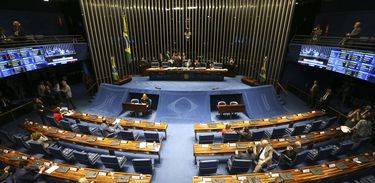 O presidente do Senado, Eunício Oliveira conversa com senador Eduardo Braga durante votação para cargos do Ministério da Segurança Pública.