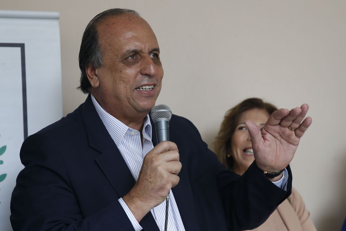 O governador Luiz Fernando Pezão fala durante evento de inauguração unidade carioca da escola Le Cordon Bleu, em Botafogo, na zona sul da cidade.