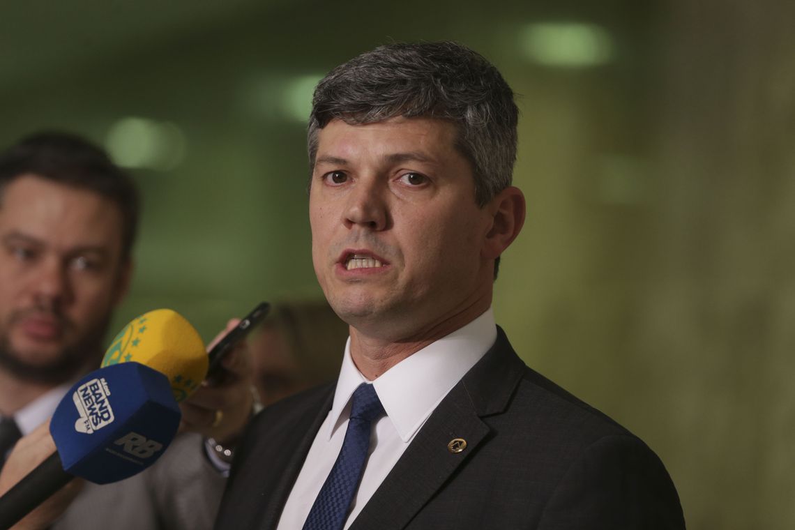 O ministro dos Transportes, Portos e Aviação Civil, Valter Casimiro Silveira, durante entrevista coletiva, no Palácio do Planalto.