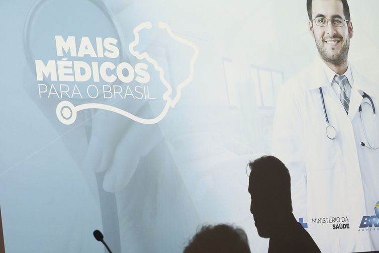 Entrevista coletiva com o ministro da Saúde, Gilberto Occhi, que fala sobre o programa Mais Médicos.