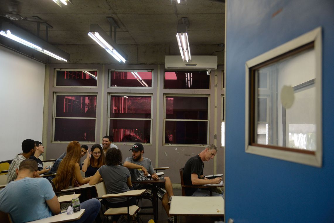Rio de Janeiro - A Universidade Estadual do Rio de Janeiro(Uerj) volta às aulas. De acordo com os diretores, a decisão pela volta deve-se ao avanço no restabelecimento das condições mínimas de limpeza, manutenção de elevadores e segurança  (Tânia Rêgo/Agência Brasil)