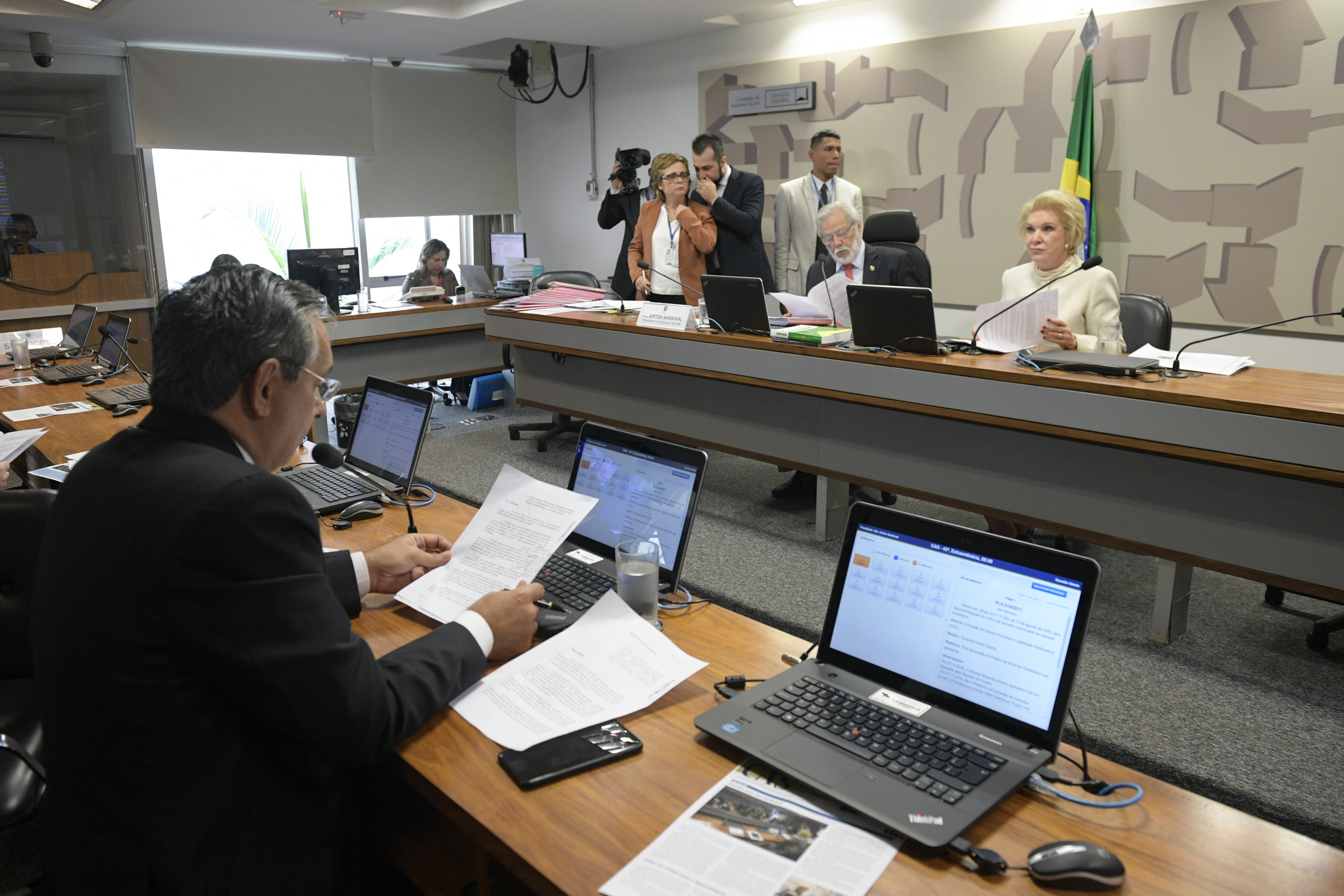 Comissão de Assuntos Sociais (CAS) realiza reunião com 15 itens. Na pauta, o PLS 514/2017, que altera o art. 28 da Lei nº 11.343/2006, para descriminalização do cultivo da cannabis sativa para uso pessoal terapêutico.

Em pronunciamento, à bancada, senador Eduardo Amorim (PSDB-SE).

Mesa:
senador Airton Sandoval (MDB-SP);
presidente da CAS, senadora Marta Suplicy (MDB-SP).

Foto: Pedro França/Agência Senado