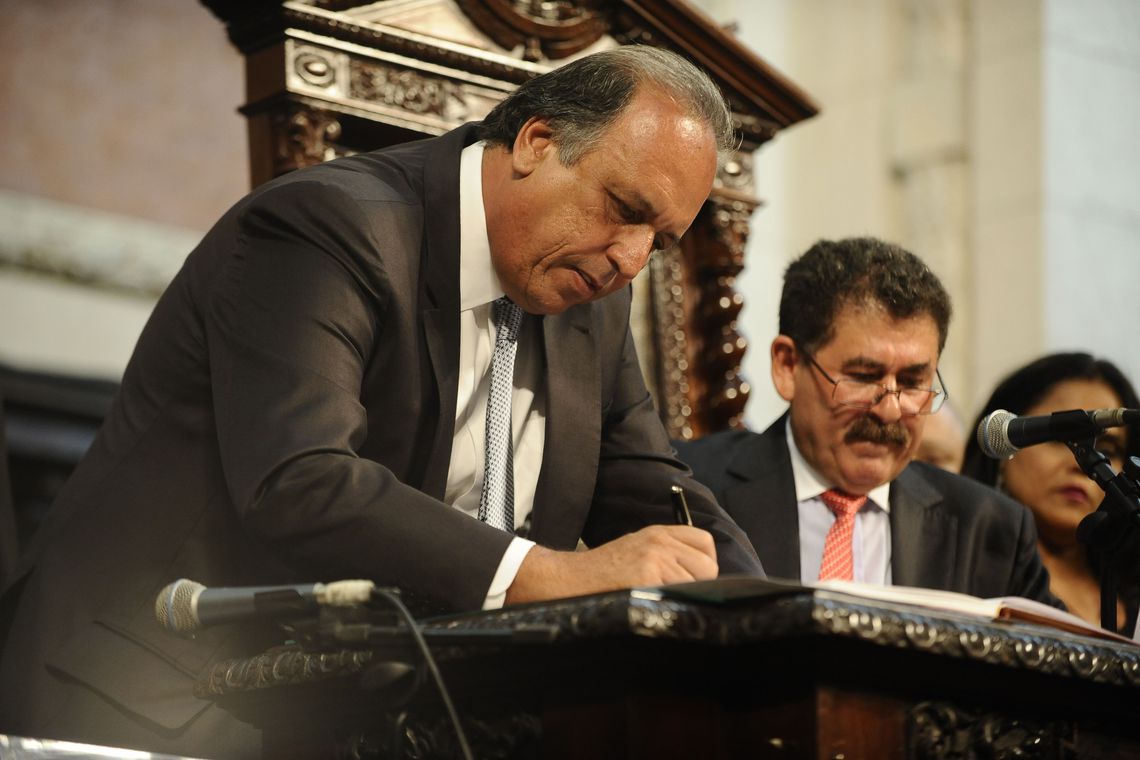 O governador Luiz Fernando Pezão (PMDB)  toma posse na Assembleia Legislativa do Rio de Janeiro (Tomaz Silva/Agência Brasil)