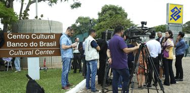 Movimento da imprensa em frente ao Centro Cultural Banco do Brasil (CCBB), em Brasília, reservado para a equipe transição de governo do presidente eleito Jair Bolsonaro.