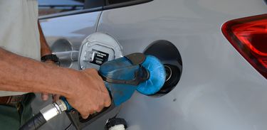 Greve de caminhoneiros provoca fila para abastecimento de combustível em posto de gasolina no Rio de Janeiro.