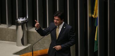 Brasília - Deputado Mandetta durante sessão de discussão do processo de impeachment de Dilma, no plenário da Câmara (Valter Campanato/Agência Brasil)