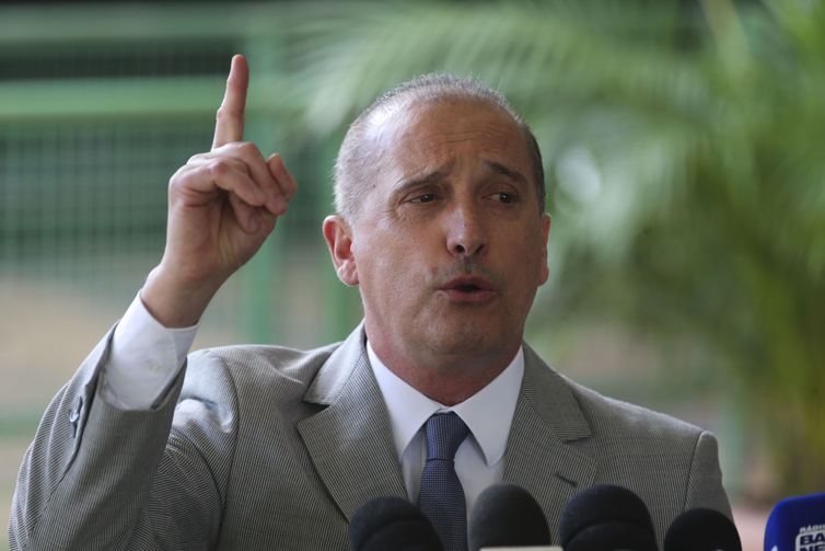 O ministro extraordinário do governo de transição do presidente eleito Jair Bolsonaro, Onyx Lorenzoni, fala à imprensa no Centro Cultural Banco do Brasil (CCBB), em Brasília.