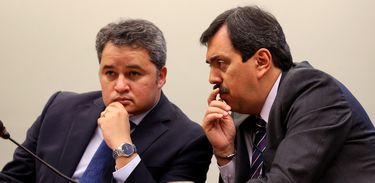 O relator da comissão, deputado Efraim Filho e o presidente da Associação dos Magistrados Brasileiros (AMB), Jayme Martins de Oliveira Neto durante debate em comissãoda Câmara dos Deputados sobre o fim do foro privilegiado (PEC 333/17).
