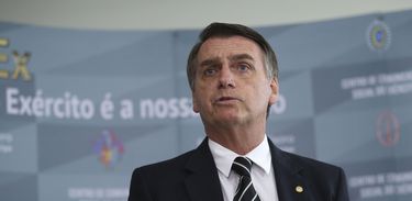 O presidente eleito Jair Bolsonaro fala à imprensa, após receber uma honraria do Exército, a Medalha do Pacificador com Palma, entregue durante audiência fechada no Quartel-General do Exército, em Brasília.