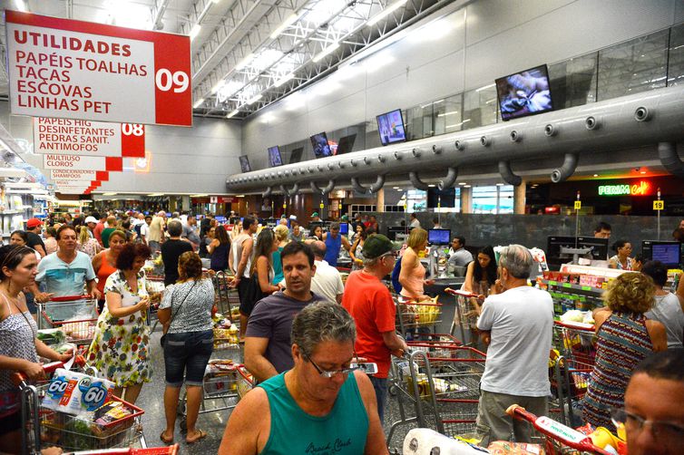 Vitória (ES) - Supermercados lotados e com filas nos caixas e na entrada funcionam em horário reduzido. (Tânia Rêgo/Agência Brasil)