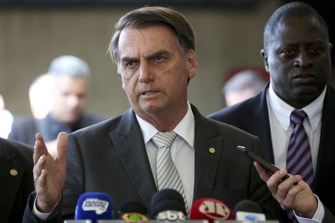 O  presidente elito, Jair Bolsonaro, e o deputado federal, eleito pelo RJ, Helio Bolsonaro, durante entrevista à imprensa, no CCBB.