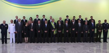 O presidente Jair Bolsonaro posa para foto oficial.