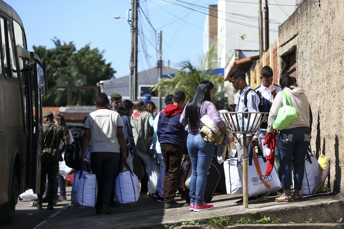 Grupo de 46 migrantes venezuelanos chega a Brasília, onde serão acolhidos e encaminhados às casas de passagem alugadas pela Cáritas Brasileira e pela Cáritas Suíça, com o apoio do Departamento de Estado dos Estados Unidos.