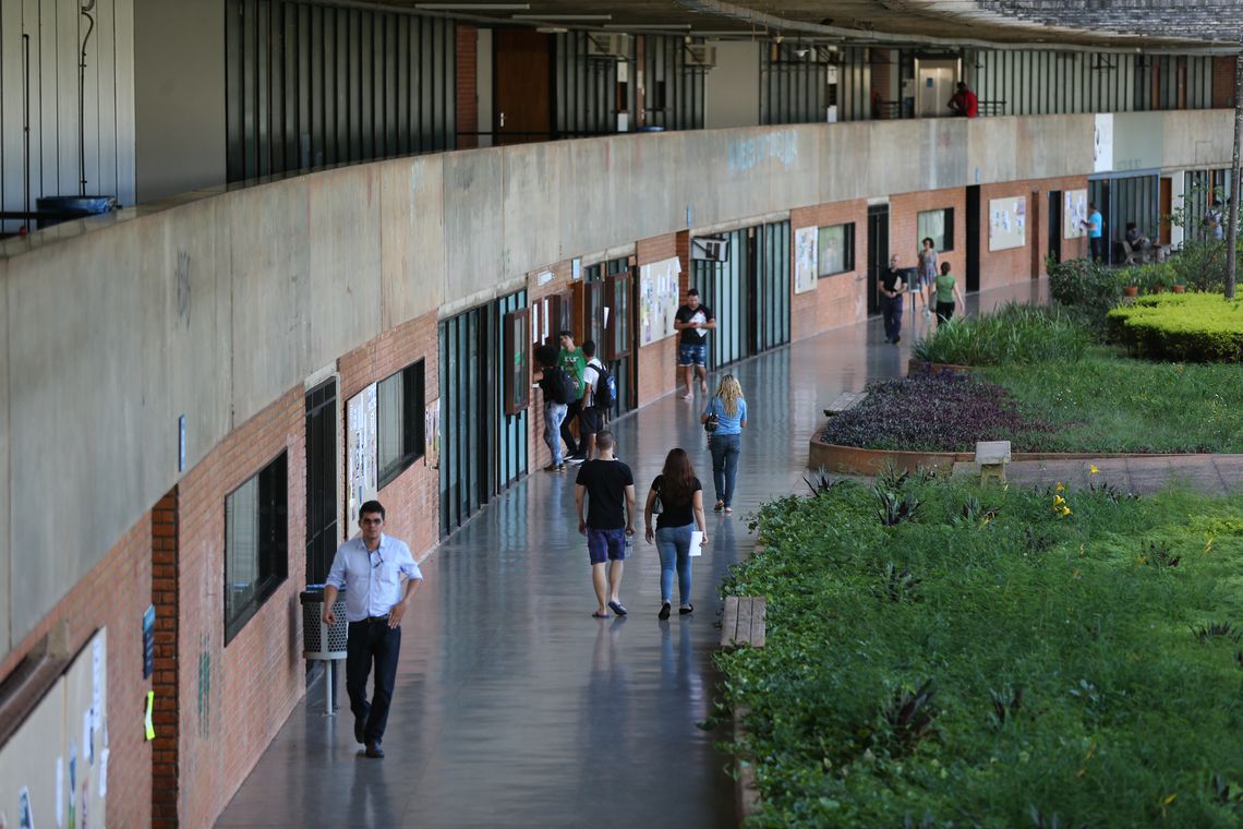 Brasília - Incluída no rodízio de abastecimento do DF, a Universidade de Brasília (UnB) está tomando medidas para reduzir o consumo de água, a instituição chegou a adiar o início das aulas no principal campus da instituição em função do racionamento (Fabio Rodrigues Pozzebom/Agência Brasil)