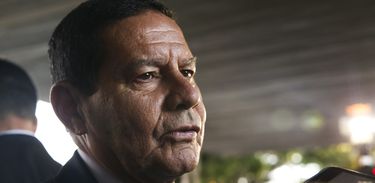 O presidente em exercicio, Hamilton Mourão, fala à imprensa