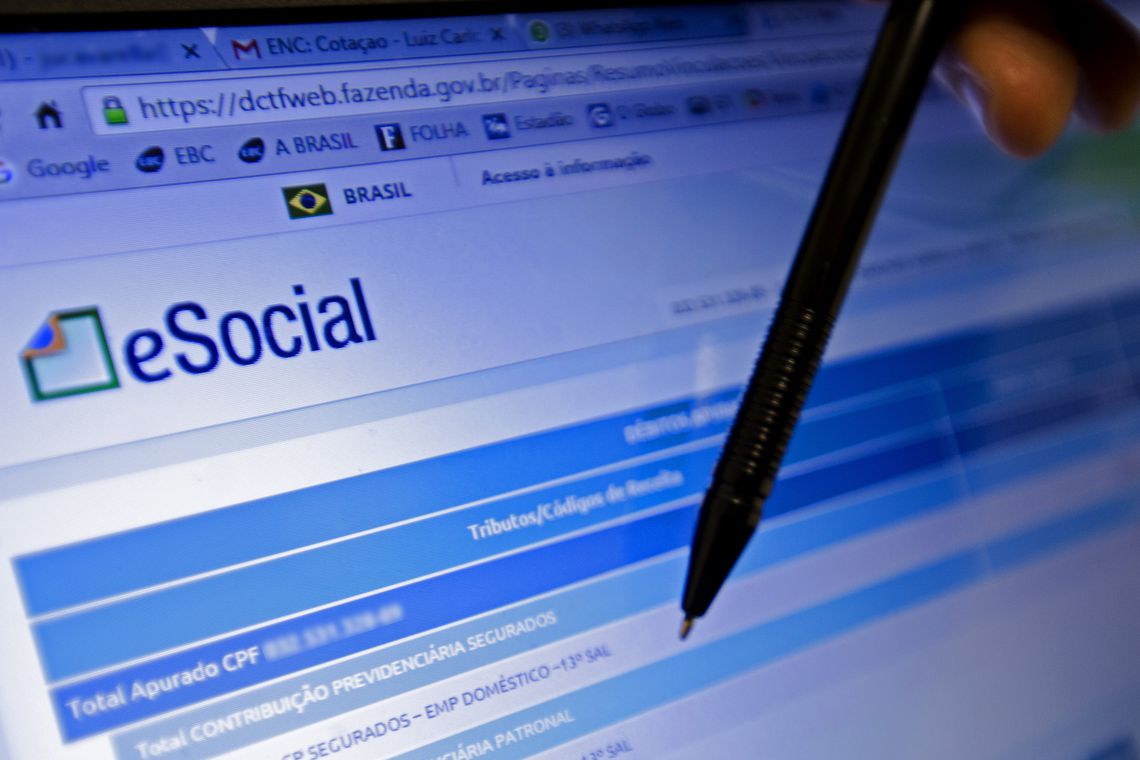 Brasília - Recolhimento de impostos na contratação dos empregados domésticos pelo eSocial começou em novembro de 2015.  Patrões reclamaram da emissão das guias, devido a problemas no site (Marcelo Camargo/Agência Brasil)