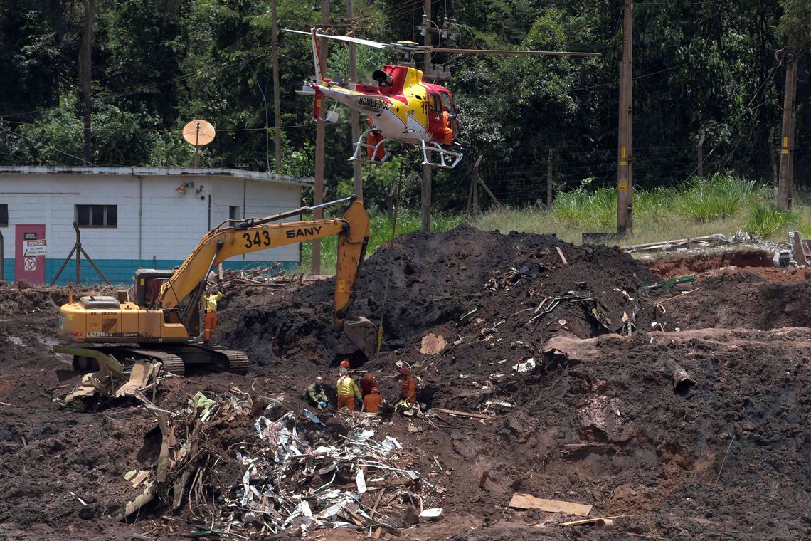 Militares israelenses e equipes de resgate brasileiras durante buscas por vítimas em Brumadinho, onde uma barragem da mineradora Vale se rompeu.