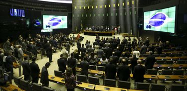 A Câmara dos Deputados realiza sessão solene em homenagem aos 50 anos da Receita Federal.