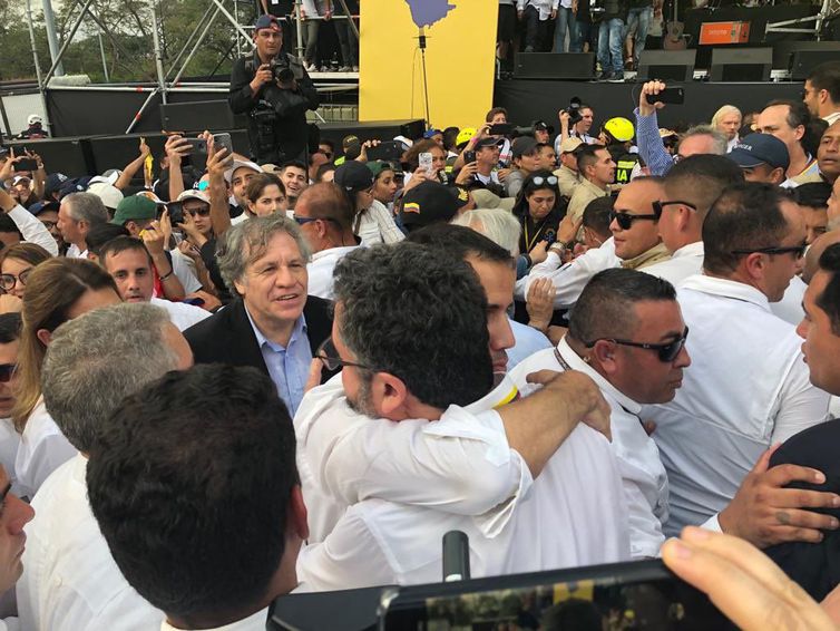 Ministro das Relações Exteriores, Ernesto Araújo, em Cúcuta, Colômbia,  com o presidente interino da Venezuela, Juan Guaidó. Guaidó mandou saudações e agradecimentos ao presidente Bolsonaro e ao Brasil pelo apoio a uma Venezuela livre.