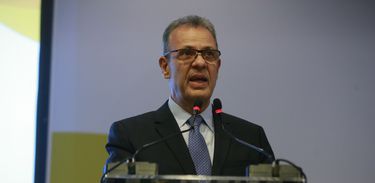 O ministro de Minas e Energia, Bento Albuquerque, fala durante o Seminário Futuro da Matriz Veicular no Brasil, no Rio de Janeiro.