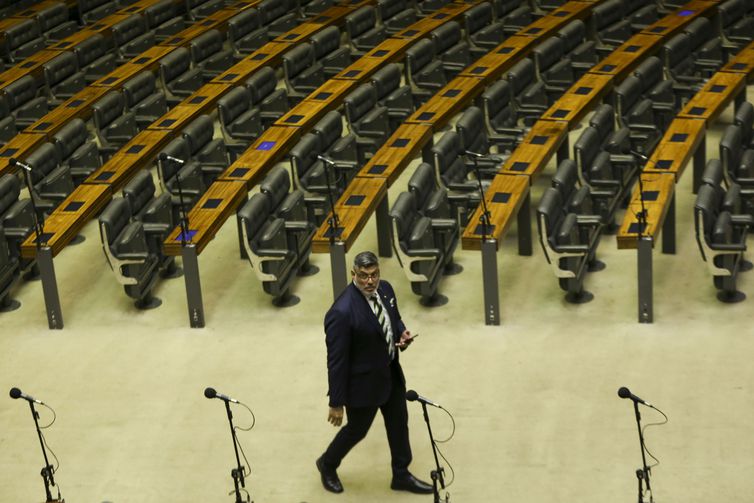 O deputado Alexandre Frota é o primeiro a chegar ao Plenário Ulysses Guimarães para a posse.