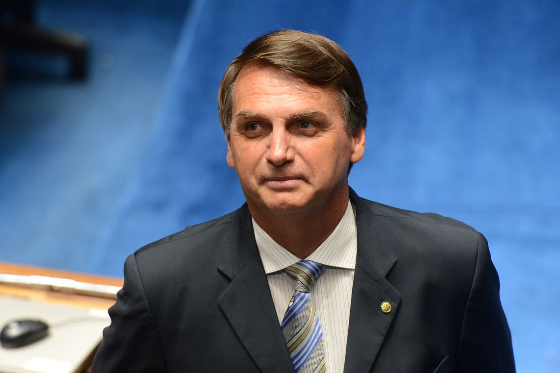 Brasília - O deputado Jair Bolsonaro durante promulgação da Emenda Constitucional 77, que permite médicos militares trabalharem no SUS  (Antonio Cruz/Agência Brasil)