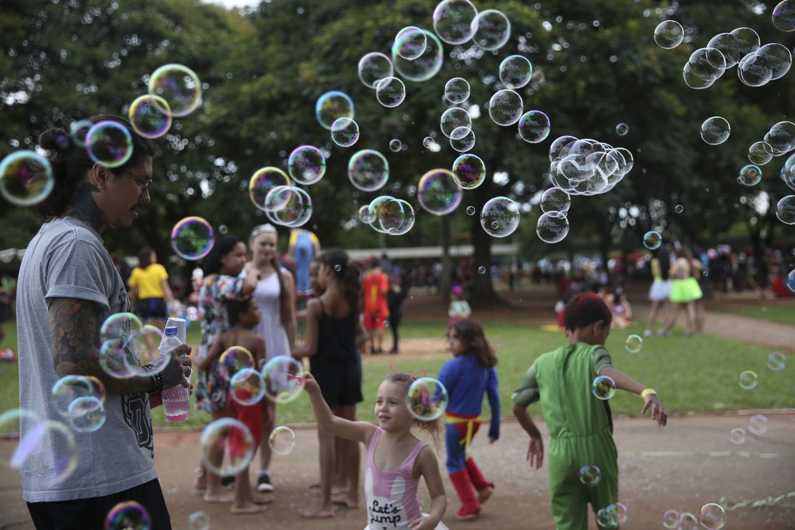 O bloco Baratinha anima a criançada, no Parque da Cidade, em Brasília.