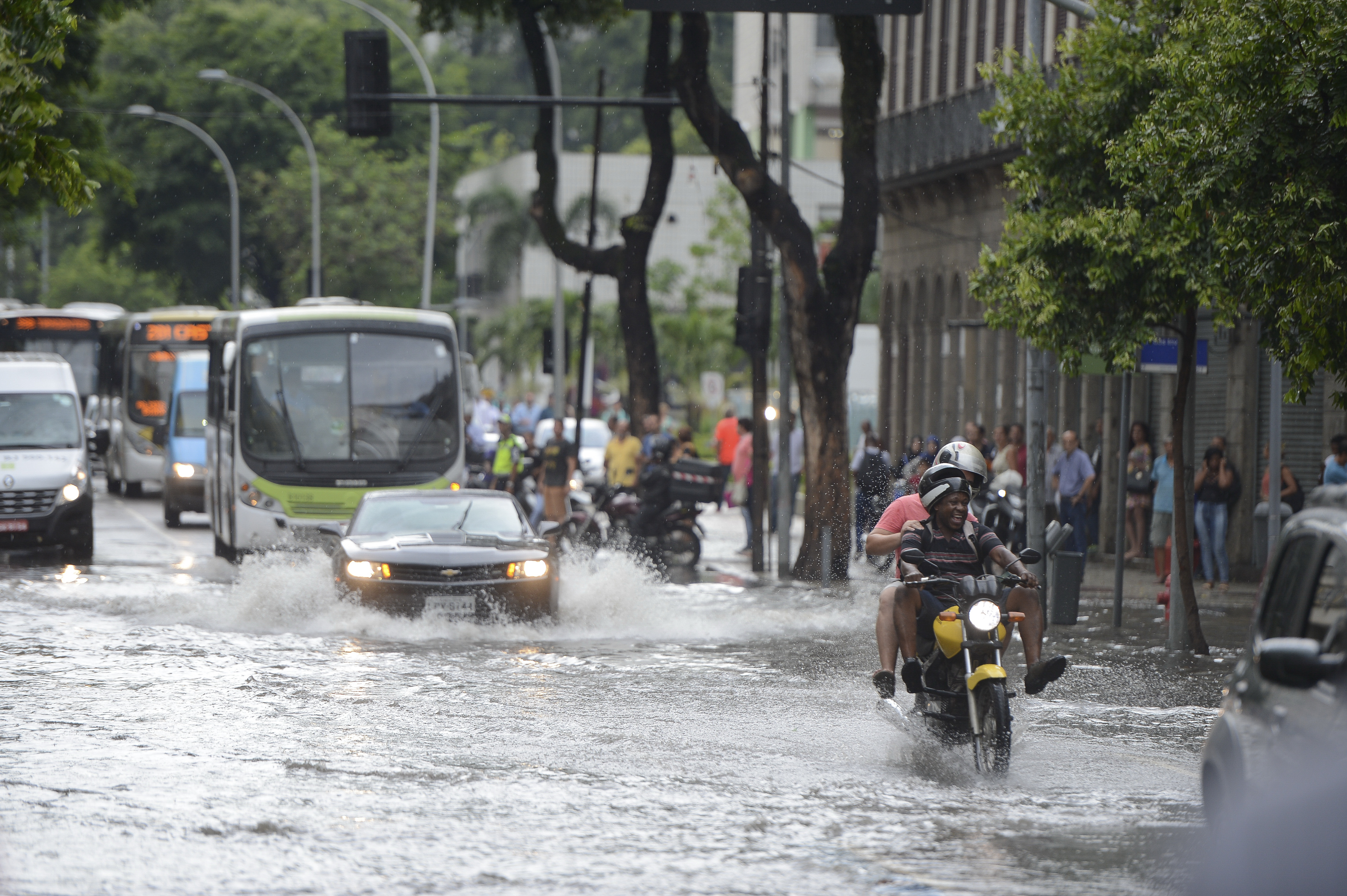 Rio de Janeiro - Forte chuva no início da tarde de hoje (12) deixa diversas ruas alagadas no centro do Rio (Tomaz Silva/Agência Brasil)