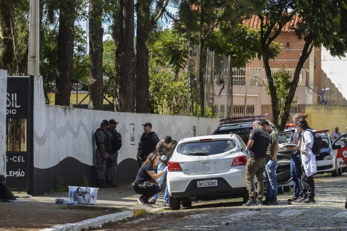 Perícia feita pela polícia civil no carro em que chegaram dois jovens armados e encapuzados que invadiram a Escola Estadual Professor Raul Brasil e disparam contra os alunos, em Suzano, São Paulo.