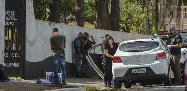 Perícia feita pela polícia civil no carro em que chegaram dois jovens armados e encapuzados que invadiram a Escola Estadual Professor Raul Brasil e disparam contra os alunos, em Suzano, São Paulo.