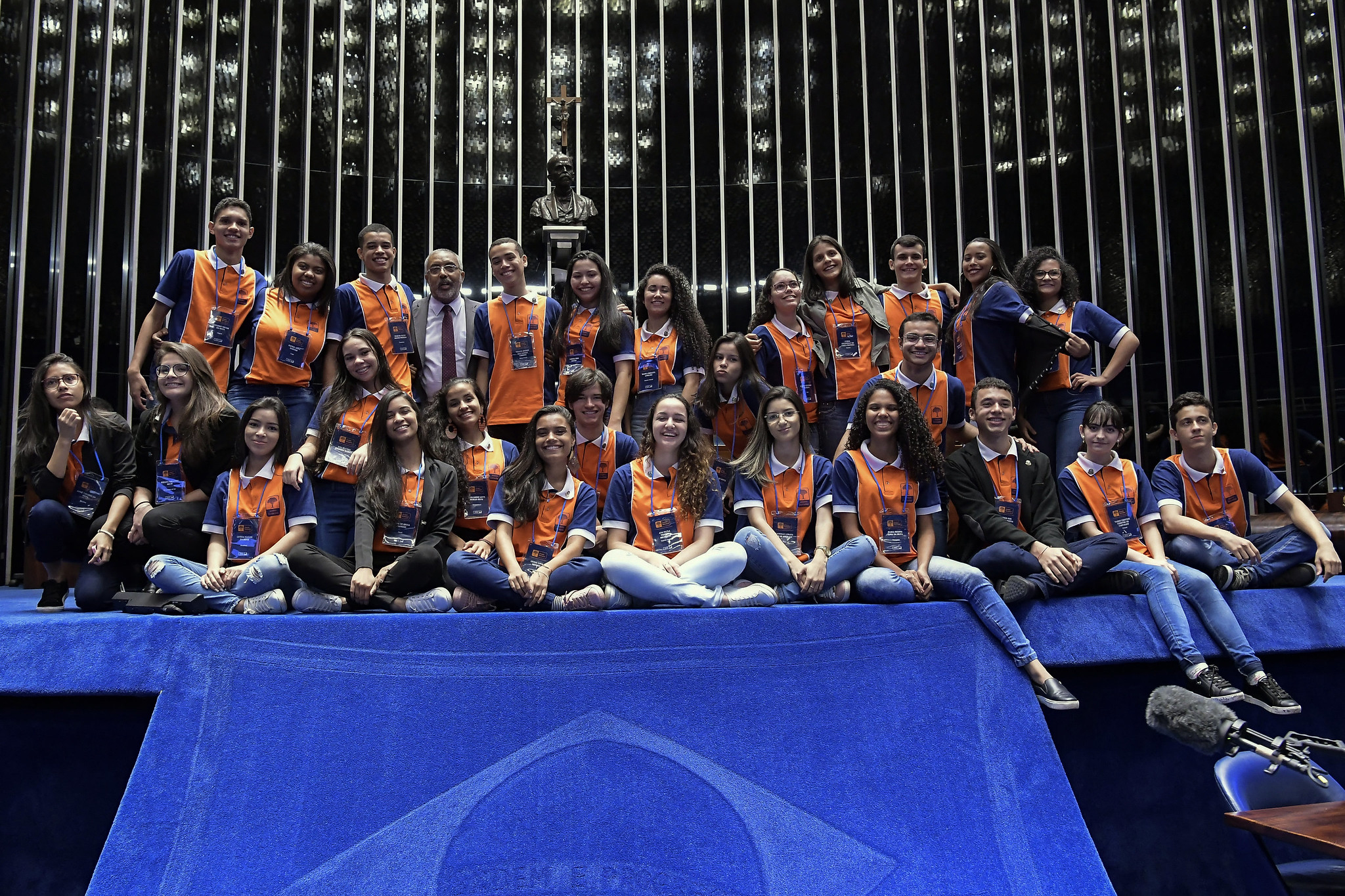 Plenário do Senado Federal durante sessão destinada à votação de projetos do Programa Jovem Senador 2018.   Uma das propostas, cria a Semana Nacional de Combate e Prevenção ao Abuso e Exploração Sexual de Crianças e Adolescentes. Outra criminaliza a introdução de espécime vegetal exótica no país. A terceira inclui na legislação o princípio do respeito à diversidade no ambiente escolar. Se aprovadas pelos jovens senadores em Plenário, as propostas serão analisadas pela Comissão de Direitos Humanos e Legislação Participativa (CDH) e, se admitidas, tramitarão como projetos de lei.   Ao término da sessão, senador Paulo Paim (PT-RS) posa para foto com jovens senadores.   Participam:  1ª colocada, Lanielle Lorana de Sá Andrade (PI);  2º colocado, Matheus Moura Carabolante (SP);  3ª colocada, Luana Coutinho da Silva (PA);  Giulia Lima Mendes (AC);  Antonny Victor da Silva (AL);  Luana Sampaio Freire (AP);  Ana Beatriz Johnson Barros (AM);  Laiane Michele Silva Souza (BA);  Ivana de Sousa Brandão (CE);  Bianca Mingote Anselmo (DF);  Ana Paula Tristão Brumatti (ES);  Rackel Silva Resende (GO);  Maria Regina Lima da Silva (MA);  Larissa Pires Santos (MT);  Pedro Vinícius Araújo de Abreu (MS);  Thales Afonso dos Santos Corsino (MG);  Lynda Emanuelly da Costa Oliveira (PB);  Yazigi Cristine Comitre de Carvalho (PR);  Júlia Leone Leite Morais Silva (PE);  Leonardo da Silva Coelho (RJ);  Pedro Paulo Ferreira Trindade (RN);  Bibiana Palatino Brum (RS);  Letícia Nazare da Silva (RO);  Aymê Tavares da Silva (RR);  Bruna De Witte (SC);  Wagner dos Santos Almeida (SE);  Marcos Paulo Araújo Moreira (TO).   Foto: Waldemir Barreto/Agência Senado