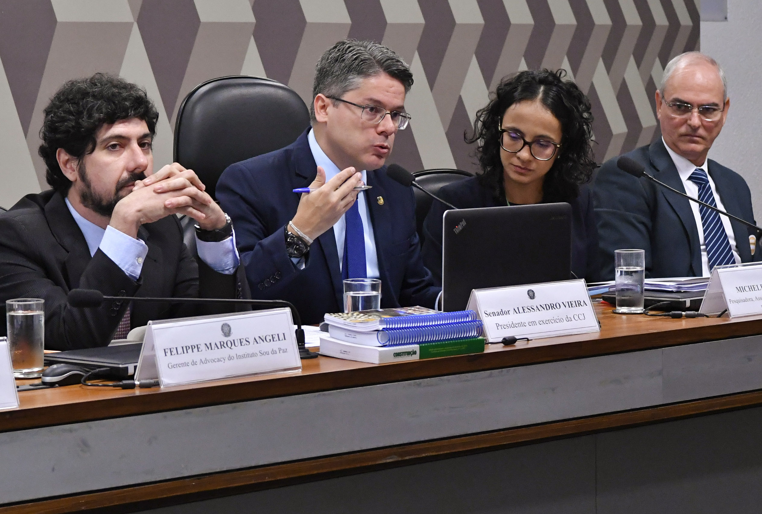 Comissão de Constituição, Justiça e Cidadania (CCJ) realiza audiência para debater o registro, posse e porte de armas no Brasil. Entre os convidados estão os diretores da Polícia Federal, e da Polícia Rodoviária Federal.

Mesa:
gerente de Advocacy do Instituto Sou da Paz, Felippe Marques Angeli;
presidente em exercício da CCJ, senador Alessandro Vieira (PPS-SE);
pesquisadora representante da ONG Igarapé, Michele Dos Ramos;
vice-Presidente da Confederação Brasileira de Tiro Esportivo, Jodson Edington Junior.

Foto: Geraldo Magela/Agência Senado