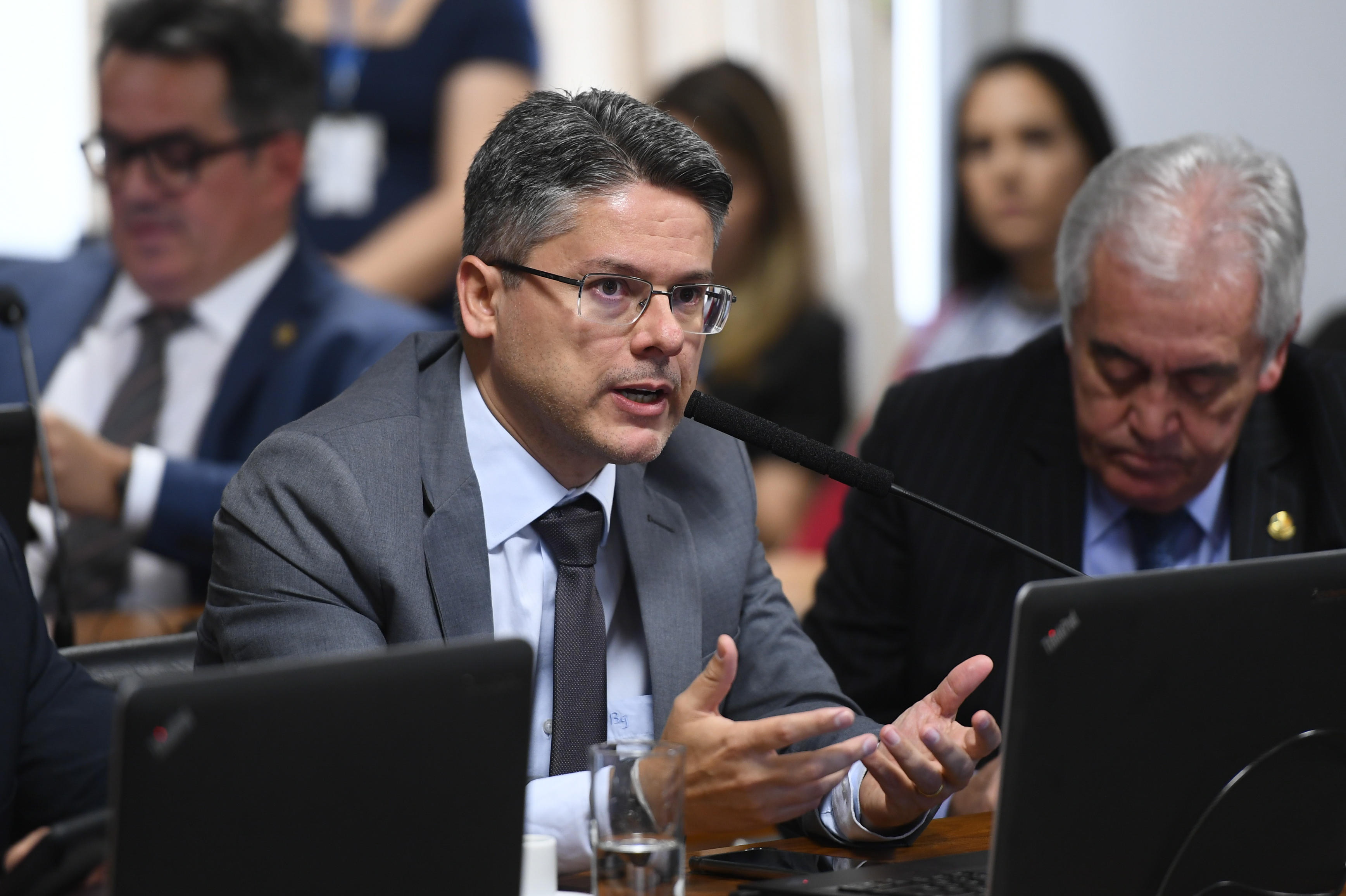 Comissão de Constituição, Justiça e Cidadania (CCJ) realiza reunião deliberativa para análise da PEC 6/2019, que modifica o sistema de previdência social.

Em pronunciamento, senador Alessandro Vieira (Cidadania-SE).

Foto: Marcos Oliveira/Agência Senado