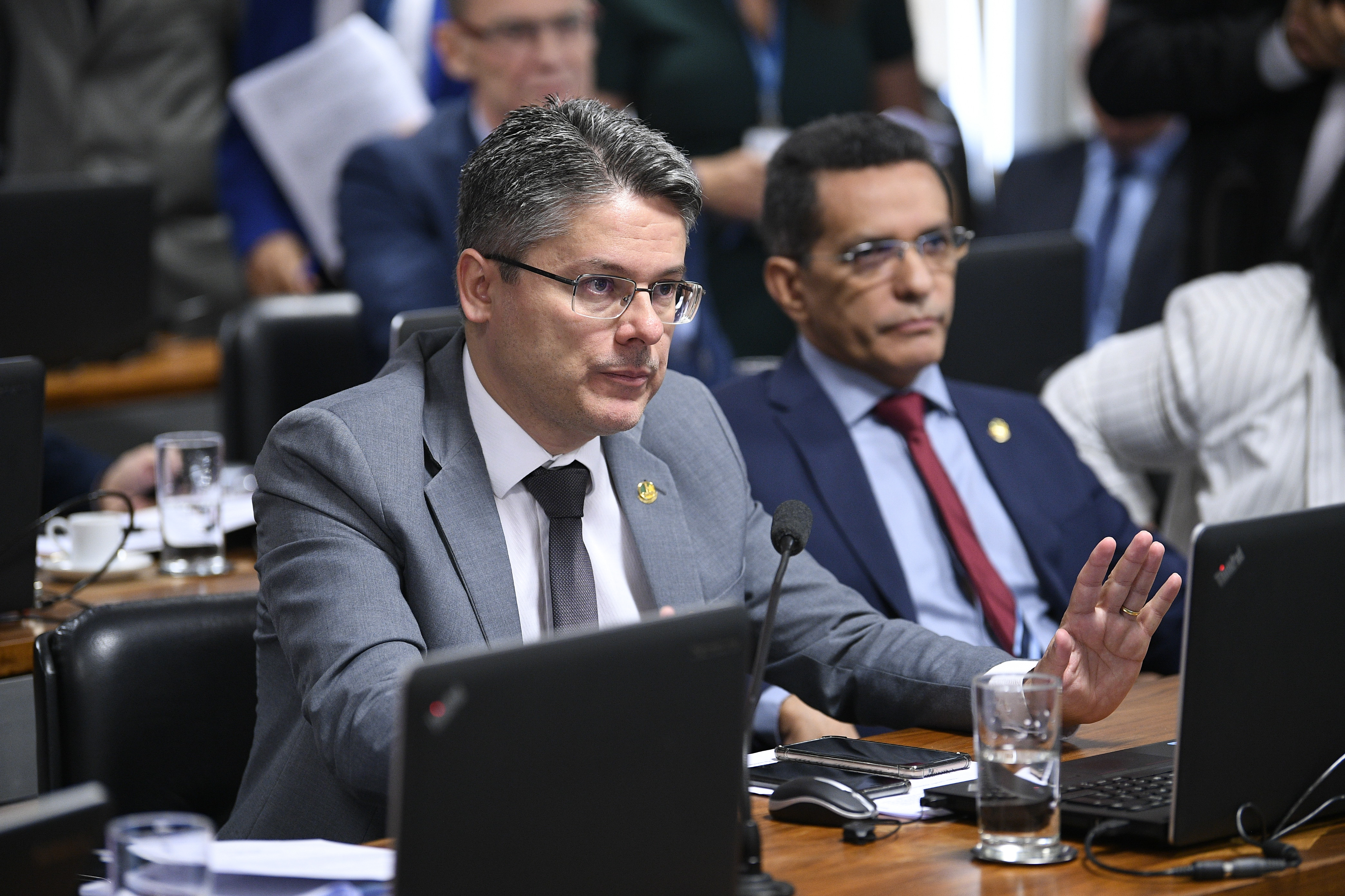 Comissão de Constituição, Justiça e Cidadania (CCJ) realiza reunião deliberativa com 36 itens. Entre eles, a PEC 10/2019, que trata de retenção do Fundo de Participação dos Estados e do Distrito Federal (FPE) pela União. 

Bancada:
senador Alessandro Vieira (Cidadania-SE); 
senador Mecias de Jesus (Republicanos-RR).

Foto: Pedro França/Agência Senado