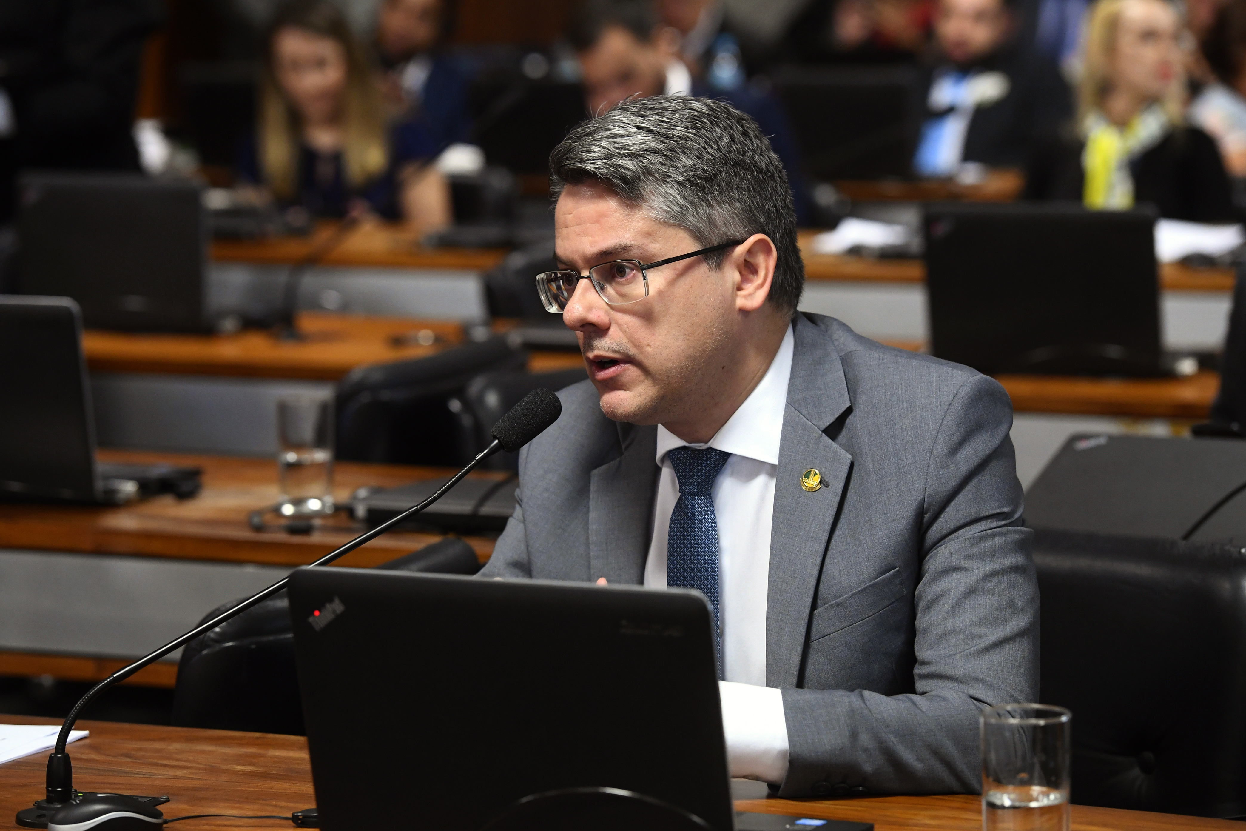 Comissão de Constituição, Justiça e Cidadania (CCJ) realiza audiência pública interativa para instruir o PLS 166/2018, que "altera o Código de Processo Penal para disciplinar a prisão após a condenação em segunda instância."

Em pronunciamento, à bancada, senador Alessandro Vieira (Cidadania-SE).

Foto: Marcos Oliveira/Agência Senado