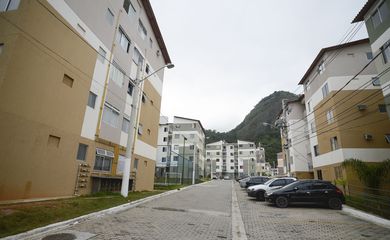 Rio de Janeiro - Conjunto habitacional Parque Carioca, na Taquara, zona oeste da capital fluminense onde ex-moradores da Vila Autódromo foram realocados, mas eles reclamam que os apartamentos entregues pela prefeitura apresentam problemas na finalização da obra.  ( Tomaz Silva/Agência Brasil)