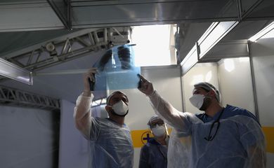 Médicos observam exame de paciente em hospital de campanha em Guarulhos (SP) 
12/05/2020
REUTERS/Amanda Perobelli