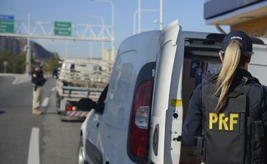 Polícia Rodoviária Federal  inicia utilização de bafômetros passivos na praça do pedágio, Ponte Rio-Niterói (BR-101).