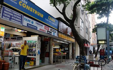 Apesar do decreto publicado ontem (6) pela prefeitura do Rio de Janeiro determinando a abertura do comércio às 9h a partir de hoje (7), a determinação não foi seguida por alguns lojistas. Antes das 9h, havia supermercados, hortifrutis e lojas de material de construção abertos na região do Flamengo, na zona sul do Rio de Janeiro.