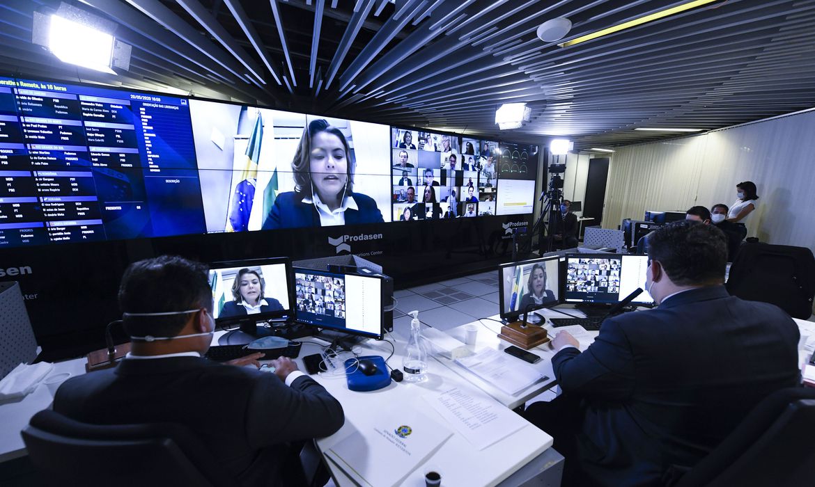 Sessão Deliberativa Remota (SDR) do Senado Federal realizada a partir da sala de controle da Secretaria de Tecnologia da Informação (Prodasen). Ordem do dia.

Na pauta, proposta de inclusão da covid-19 em seguros de vida e prorrogação de crédito rural, além de duas autorizações para contratação de crédito internacional.

Senadora Leila Barros (PSB-DF) em pronunciamento via videoconferência.

Participam: 
2º suplente de secretário da Mesa Diretora do Senado Federal, senador Weverton (PDT-MA);
presidente do Senado Federal, senador Davi Alcolumbre (DEM-AP). 

Foto: Jefferson Rudy/Agência Senado