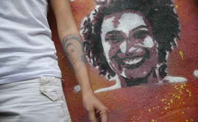 A viúva de Marielle Franco, Mônica Benício, refaz Grafite em homenagem a Marielle feito por Malala Yousafzai na comunidade Tavares Bastos, no Catete