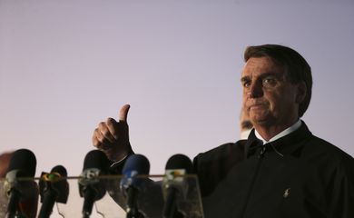 O presidente Jair Bolsonaro fala à imprensa no Palácio da Alvorada