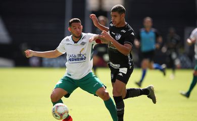 Soccer Football - Carioca Championship - Botafogo v Cabofriense - Nilton Santos Stadium, Rio de Janeiro, Brazil - June 28, 2020  Botafogo's Luis Henrique in action with Cabofriense's Lucas Cunha, following the resumption of play behind closed doors after the outbreak of the coronavirus disease (COVID-19)  REUTERS/Ricardo Moraes