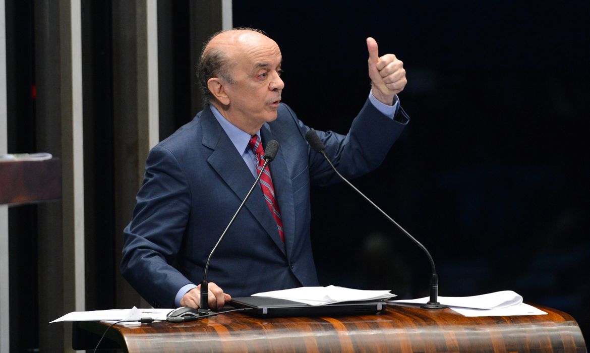 Senador José Serra fala no Plenário do Senado durante sessão temática sobre o projeto de sua autoria que libera a Petrobras da função de operadora única do pré-sal (PLS 131/2015) (Fabio Rodrigues Pozzebom/Agência Brasil)