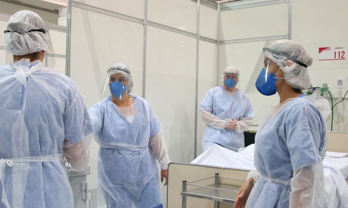 Médicos fazem treinamento no hospital de campanha para tratamento de covid-19 do Complexo Esportivo do Ibirapuera.