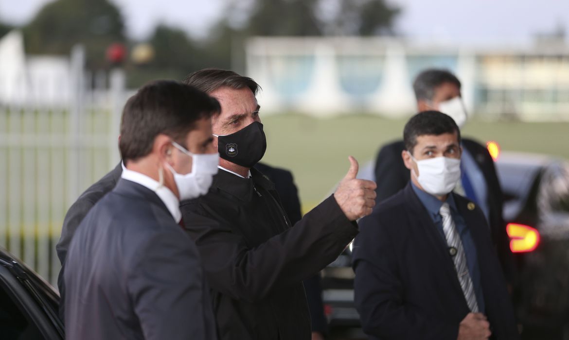 O presidente Jair Bolsonaro fala à imprensa no Palácio da Alvorada
