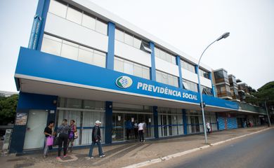 Servidores do Instituto Nacional do Seguro Social (INSS) entraram em greve por tempo indeterminado. Eles reivindicam reajuste salarial de 27,5% e melhores condições de trabalho (Marcelo Camargo/Agência Brasil)