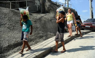 Moradores do Complexo do Alemão recebem doações do Banco de Alimentos da Ceasa, em cerca de 200 sacas com 8 kg contendo frutas, legumes e verduras (Fernando Frazão/Agência Brasil)
